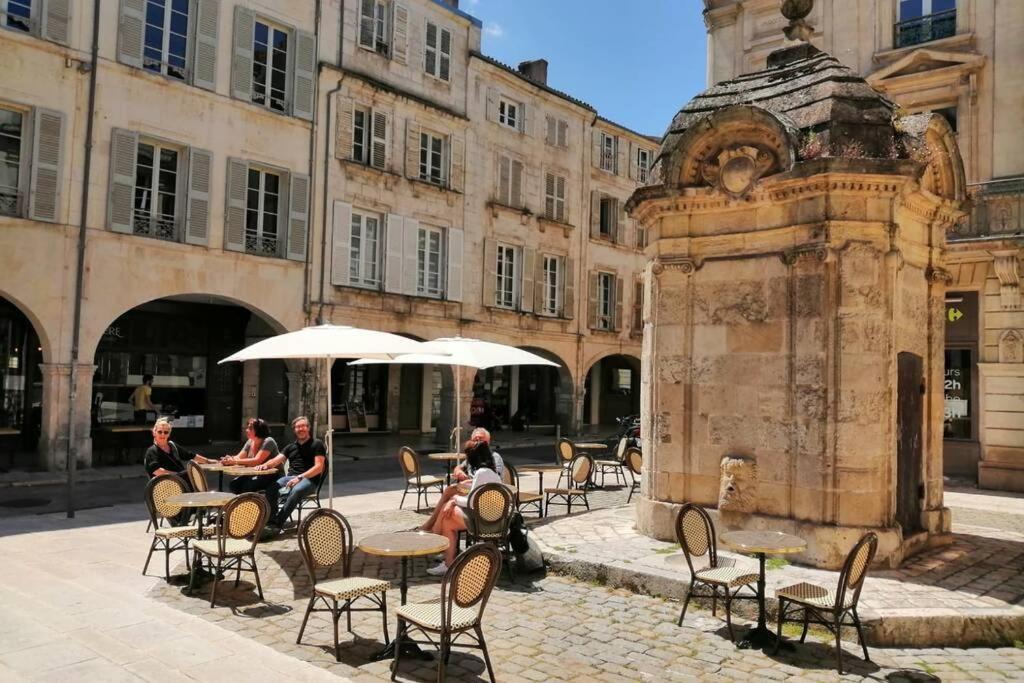 Superbe Duplex De 70M2 Avec 2 Chambres En Hyper Centre Au Calme Sur Cour Classe 3 Etoiles Avec Parking En Option La Rochelle  Exterior photo